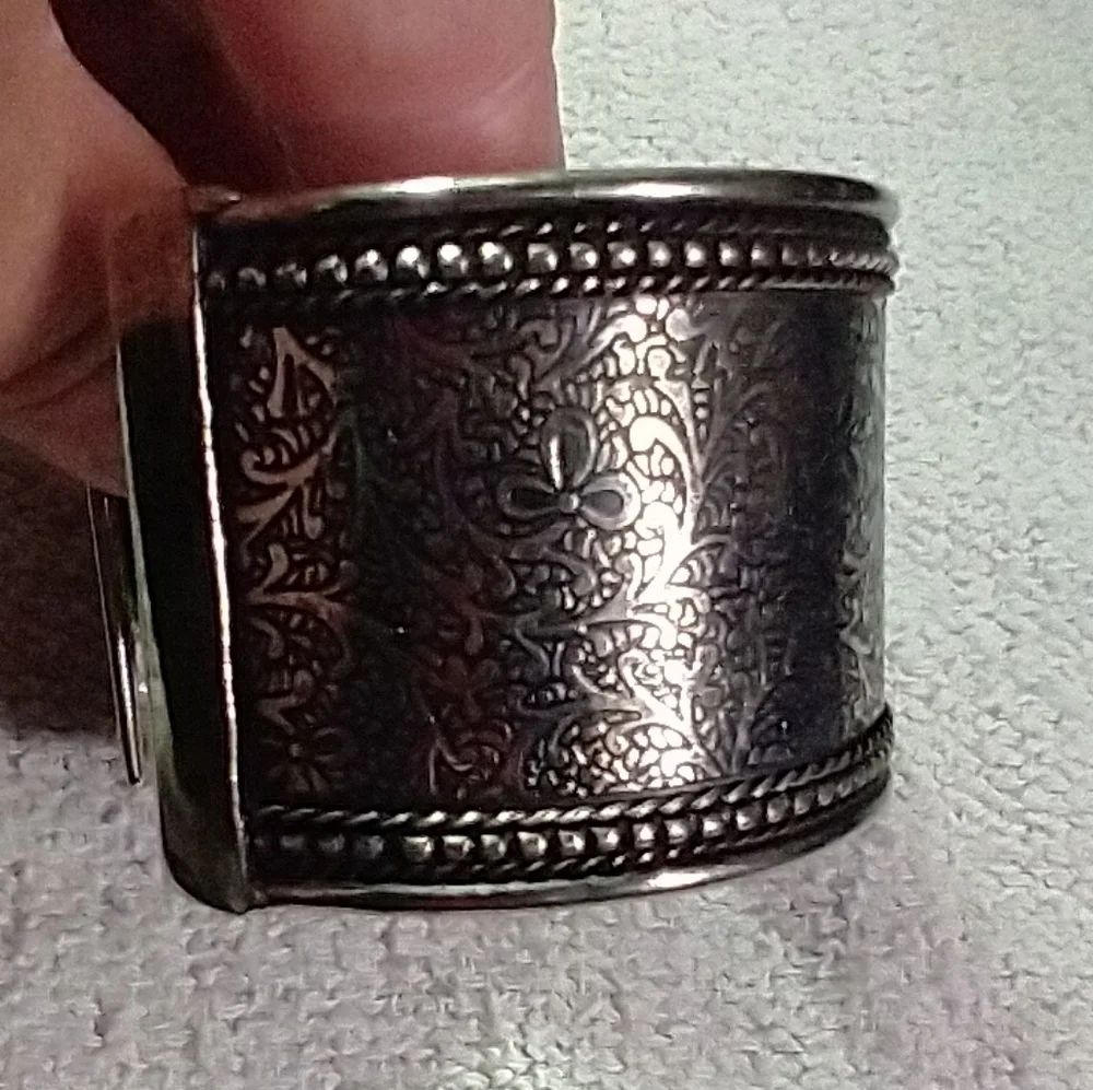 Large wide textured decorative floral flower 💐🌹 silvertone cuff bracelet